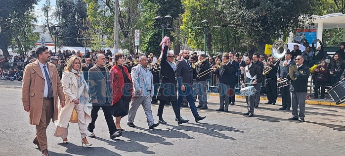 El Concejo Municipal abrió el desfile. 