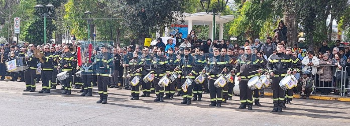 En este desfile, debutó la banda de Bomberos. 