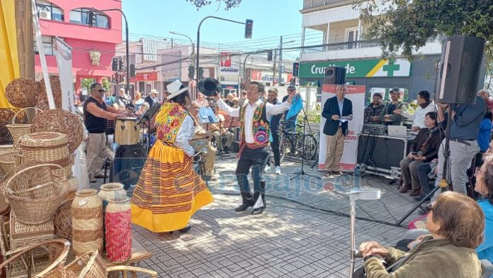 Feria 1 La feria se realiza anualmente con el propósito de integrar la diversidad de culturas presentes en la comunidad.