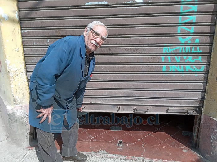 Fernando Pulido cerrando su local por última vez.