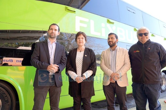 El gerente general en Chile de FlixBus, Santiago Echeverría, junto a la alcaldesa Carmen Castillo y el equipo municipal.