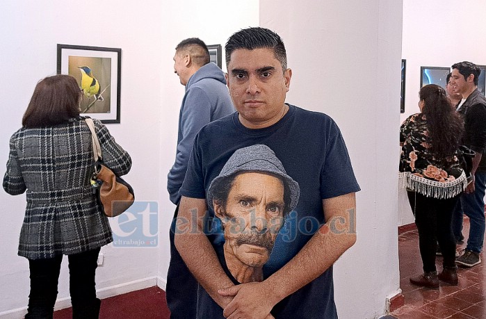 Exequiel Pérez Bruna, conocido artísticamente como ‘Furan’, durante la inauguración de su exposición de fotografía y pintura titulada ‘Coloratura’.