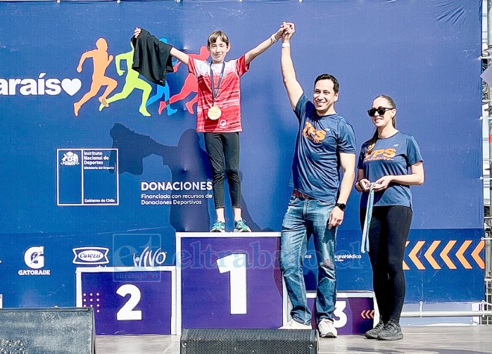 La corredora en la premiación de la Media Maratón TPS Valparaíso.