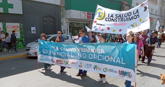 Los funcionarios de la salud municipal marchando por las calles de San Felipe.