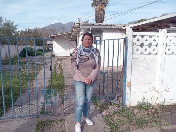 Minerva afuera de la sede donde vive sin agua ni luz, por deuda millonaria del Partido Radical.