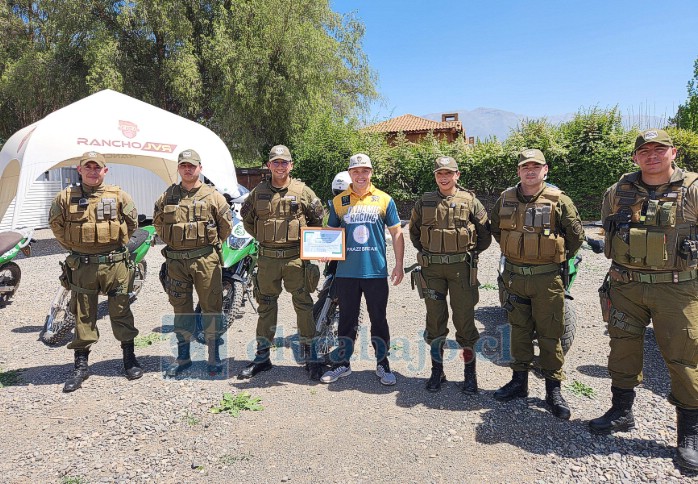 Acá vemos a Javier junto a Carabineros como instructor de motos.