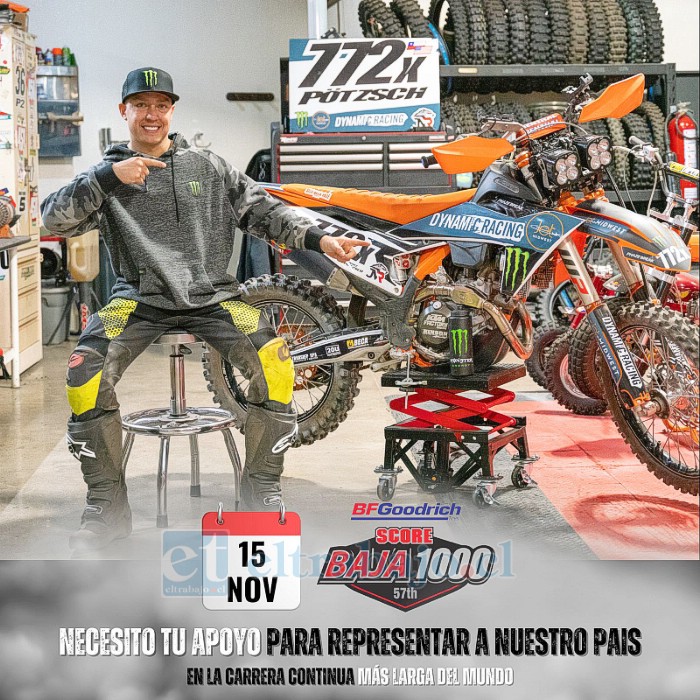 Javier junto al afiche de este año de BAJA 1000, en Baja California, México.