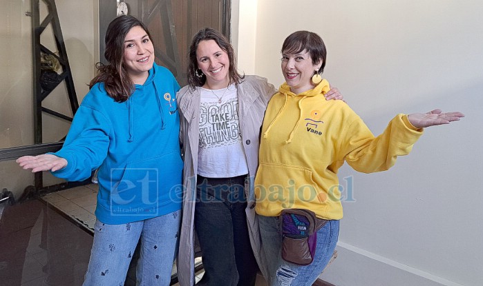 Mariana Calderón González, Paula Rodríguez Soto y Vanessa Borges Fuentes, actrices del Colectivo Valle Teatral. El polerón de las integrantes está estampado con su ‘ícono’ o ‘mascota’, que representa un jeroglífico.