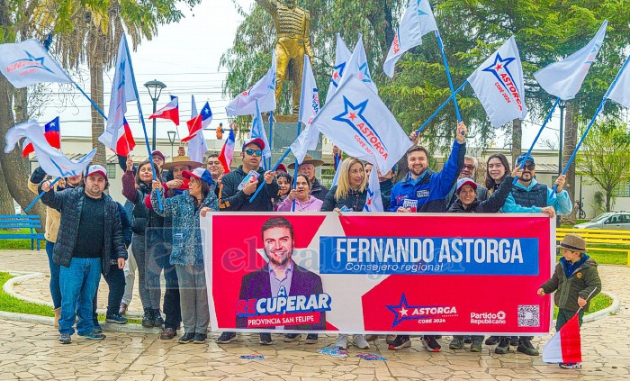 El candidato y líder del Partido Republicano, Fernando Astorga, junto a parte de su equipo de trabajo al inicio de la campaña en la Plaza de Armas de Llay Llay.