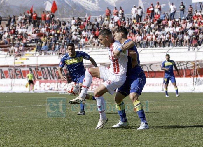 El delantero Leandro Bazán ante la marca de un zaguero visitante. (Foto: Jaime Gómez Corales)