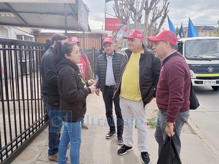 En las imágenes se puede apreciar parte del puerta a puerta por calles y pasajes de las villas El Carmen, La Estancia y El Señorial, del candidato a alcalde de San Felipe, Christian Beals.