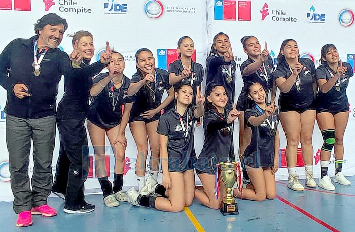 La Sub 14 femenina de vóleibol del Liceo Bicentenario Cordillera obtuvo el campeonato regional de los Juegos Deportivos Escolares.