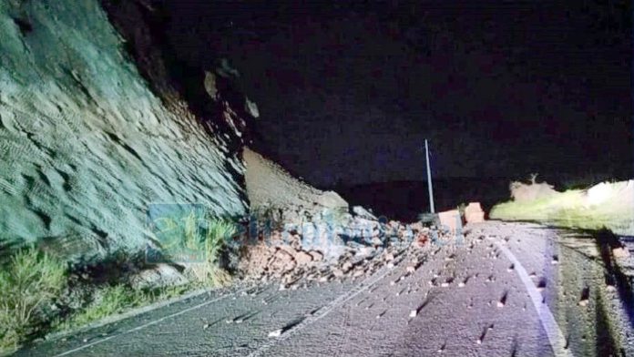 Grandes rocas sobre la calzada obligaron a cerrar la ruta entre Putaendo y Cabildo.