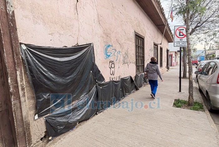 Familiares de los afectados colocaron momentáneamente bolsas de nylon para que la infraestructura no se siga deteriorando.