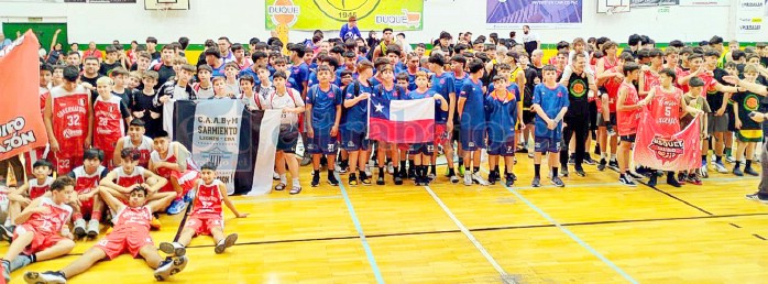 La delegación pratina en la ceremonia de clausura del torneo trasandino.