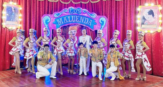 Son 25 artistas en escena y casi 60 personas quienes dan vida al Circo Los Maluenda.