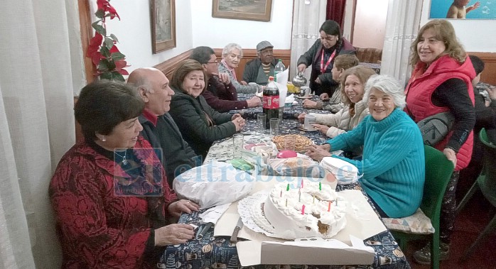 Otros socios compartiendo este día viernes celebrando cumpleaños.