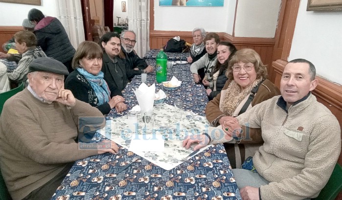 Las socias y socios disfrutando este día viernes.