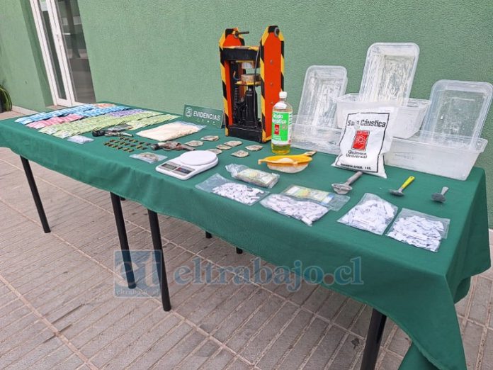 Drogas, armas de fuego y diversos elementos para el abultamiento de estas sustancias, logró incautar el OS7 de Carabineros.