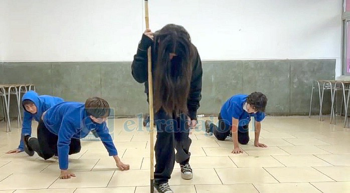 Los estudiantes ensayando la obra.