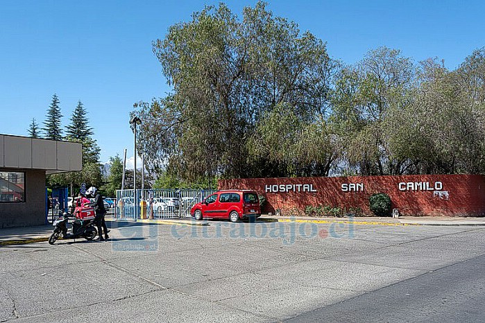 A la entrada del Hospital San Camilo están los estacionamientos que son exclusivamente para el uso del público, por cuanto el personal cuenta con su propio sector de estacionamiento al interior del recinto.