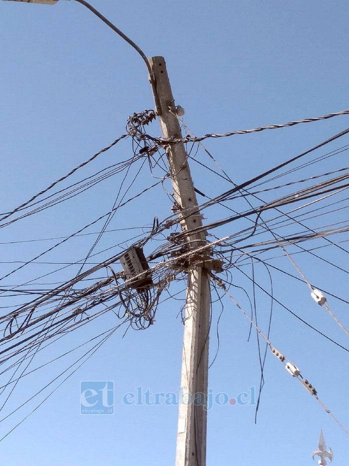 El adolescente también destruyó un poste del alumbrado público, cuya parte superior quedó colgando de los cables.