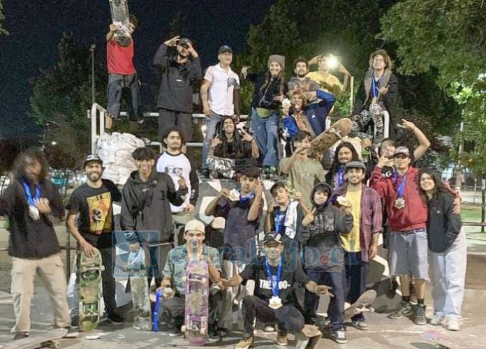 evento skate 2 Participantes de un pasado evento deportivo que se desarrolló en el antiguo y deteriorado skatepark.