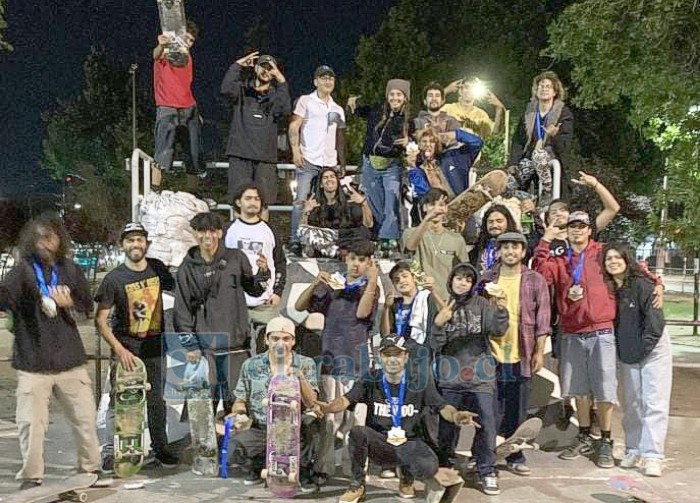 Participantes de un pasado evento deportivo que se desarrolló en el antiguo y deteriorado skatepark.