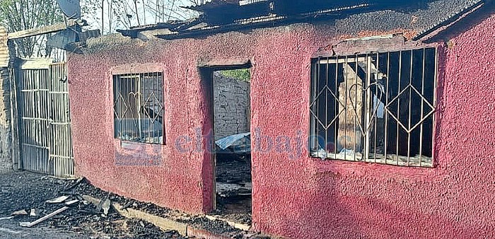 Así resultó la vivienda que se incendió la madrugada de ayer en Bucalemu, en un presunto siniestro intencional.