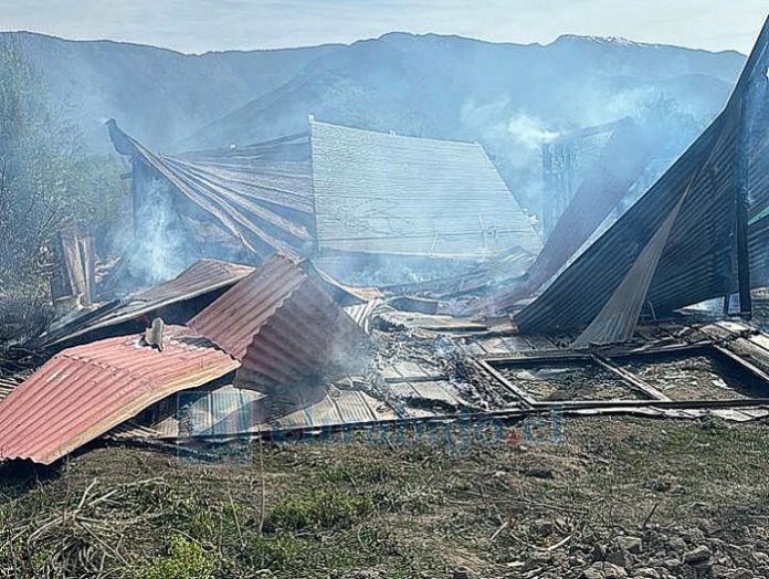 Una vivienda en construcción resultó destruida tras incendiarse en Panquehue.