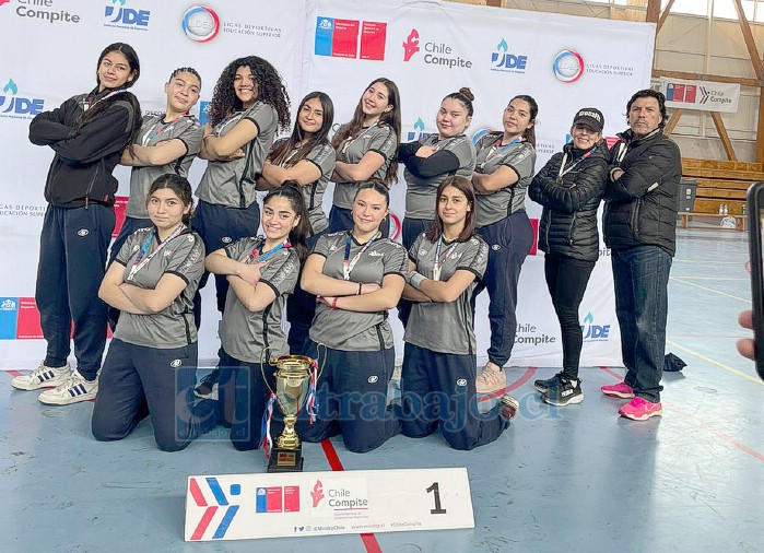 Juvenil femenina de vóleibol del Liceo Bicentenario Cordillera de San Felipe, primer lugar en el Campeonato Juvenil Escolar Regional.