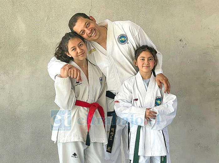 Alfonso junto a sus hijas Valentina y Thais.