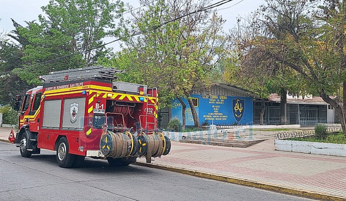 Bomberos concurrió hasta el Liceo Corina Urbina por el derrame de mercurio.