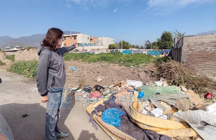 Vecinos ya están cansados del eterno microbasural que se forma en el terreno donde se construirá el Servicio de Alta Resolución (SAR) del Cesfam Segismundo Iturra.