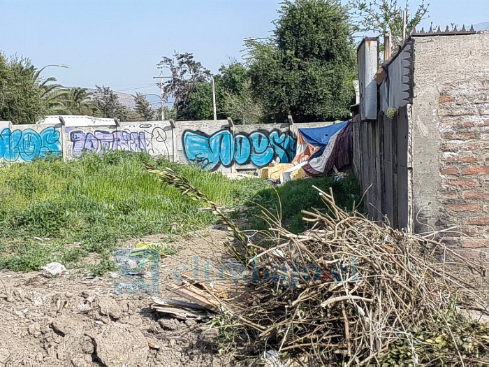 Residuos, escombros y rucos donde vive gente en situación de calle, aparecen frecuentemente en el sitio eriazo.