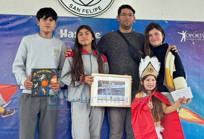 Ágata Villaseca junto a su familia, recibiendo el premio de la Fundación Educacional ‘Oportunidad’.