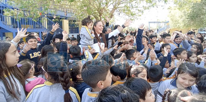 La reconocida atleta nacional compartiendo con los pequeños estudiantes.