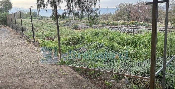 Paños sustraídos la madrugada de este sábado, junto al que no pudieron llevarse por estar adherido con cemento.