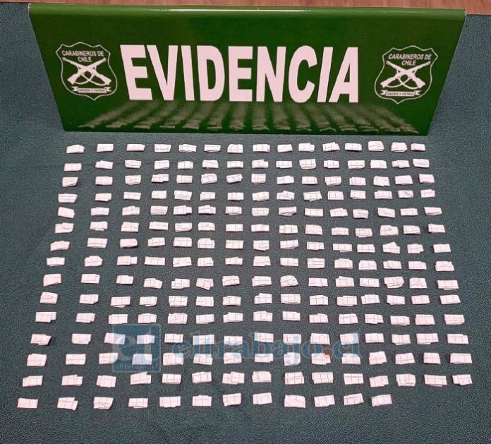 Evidencia de los 222 envoltorios contenedores de pasta base de cocaína que fueron incautados.