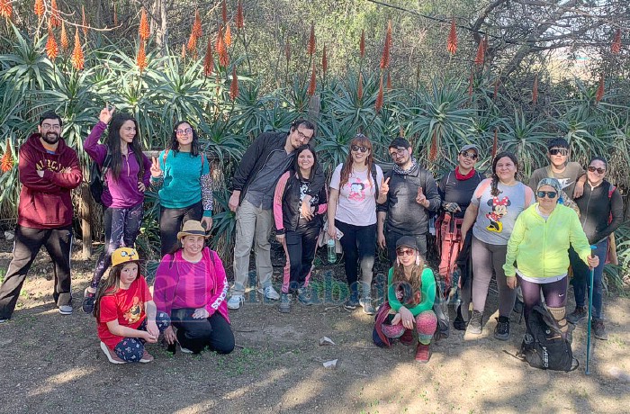 Participantes de la primera actividad que se desarrolló en el cerro San Francisco de Curimón.