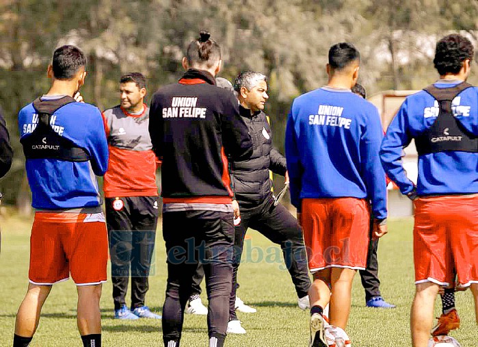 Damián Muñoz dando instrucciones a sus dirigidos.