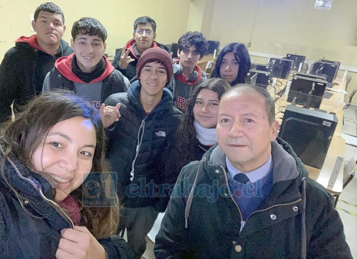 Alumnos participantes junto a la docente Karenina Castillo, a la izquierda y Ángel Adaros, a la derecha.