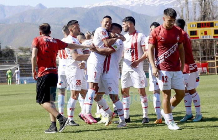 Matías Sandoval festeja junto a sus compañeros el gol del triunfo (Foto: Jaime Gómez Corales).