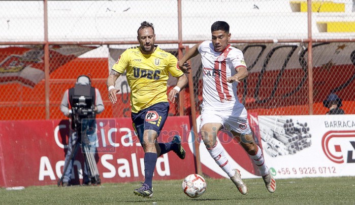 El lateral Francisco Salinas ‘rompiendo’ líneas forasteras (Foto: Jaime Gómez Corales).