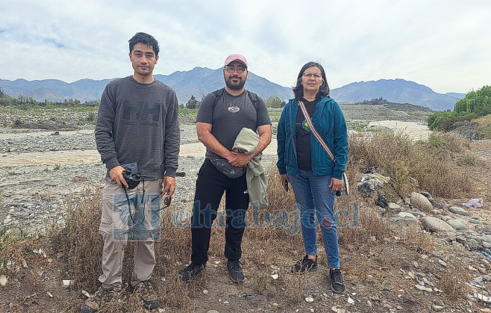 Algunos de los integrantes de la Asamblea Territorial, junto al río Aconcagua en Santa María, son Luis Ulloa, monitor de talleres; Jaime González, presidente; y Jenny Leiva, tesorera.