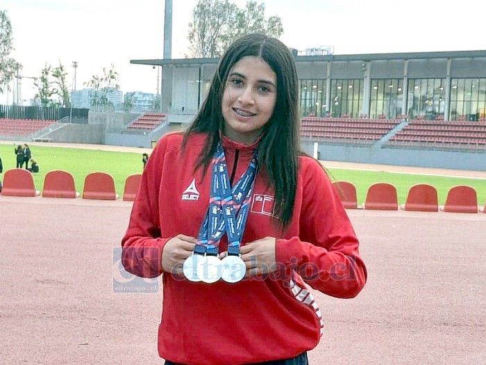 La atleta sanfelipeña Catalina Palma Cataldo posa con las tres medallas que ganó en la fase nacional de los Juegos Deportivos Escolares del Instituto Nacional de Deportes (IND).