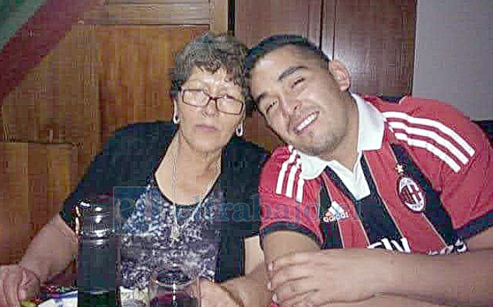 Danilo Cárdenas González, sonriente junto a su madre. (Foto cedida por la familia)