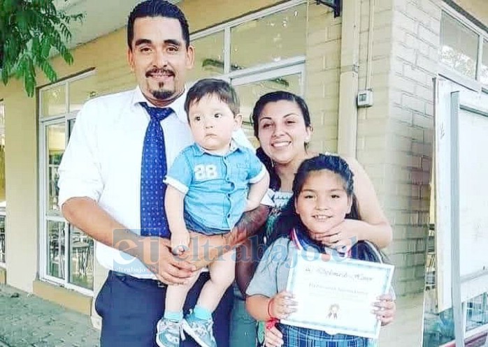 Danilo Cárdenas González junto su familia. (Foto cedida por la familia)