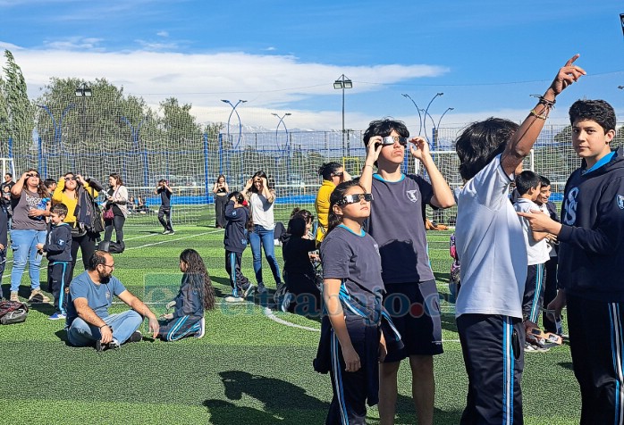 Se entregaron un total de 700 lentes certificados en colaboración con el Centro de Padres y la administración del colegio.