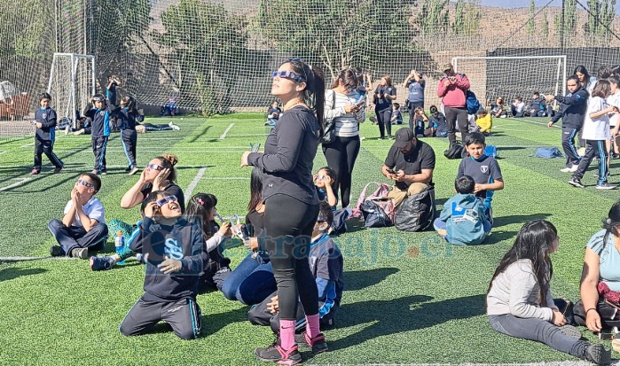 La actividad ‘Aprendizaje Experiencial’ del Colegio Sunnyland School comenzó a las 16:30 horas y finalizó a las 17:30 horas, coincidiendo con el final del eclipse solar que se observó de forma parcial en el Valle de Aconcagua.